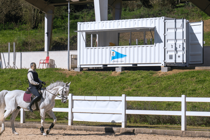 Un contenedor que marca la diferencia: sala de jueces en la Hípica de A Coruña